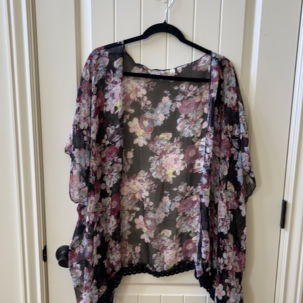 Women’s Floral kimono Sz M NWOT